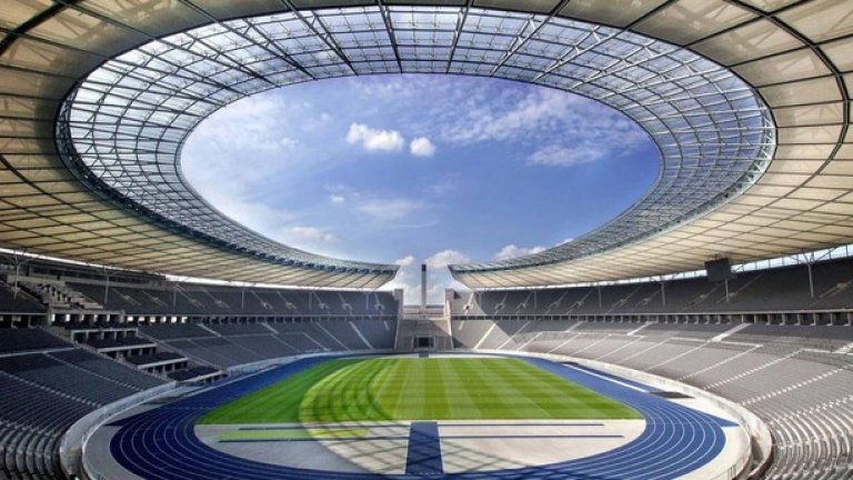 23. "Олимпиащадион", Берлин
Строен по времето на Адолф Хитлер, това е стадион, който е дълбоко оставил следа в историята. Арена на демонстрациите на военна мощ от нацистите, както и на олимпийските игри, превърнали се в символни с протеста на Джеси Оуенс, отказал да вдигне ръка за поздрав пред фюрера. 75-хилядният огромен бетонен стадион се води национален на Германия, но всъщност Бундестима рядко играе там. Финалите за купата са на този терен, а Херта го използва за домакинските си мачове.