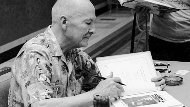 Робърт Хайнлайн е един от "голямата тройка" на научната фантастика, заедно с Азимов и Артър Кларк. Хайнлайн застъпва социалните теми в литературата си: той говори за религията, за любовта, свободата, индивидуализма, културата др. Най-известното му произведение е "Странник в странна страна", което го включва в сексуалната революция. Има четири награди "Хюго" и е първият с титлата Grand Master от научнофантастични и фентъзи писатели на Америка за цялостен принос. Като един горд пушач, умира в съня си от емфизема и сърдечна недостатъчност.