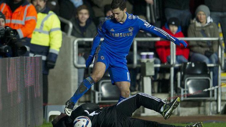 Еден имаше и проблемни моменти в Челси, като например случката в Суонси, когато едно момче от тези, които подават топките към терена, легна върху кълбото и белгиецът грубичко го разрита, за да го вземе.