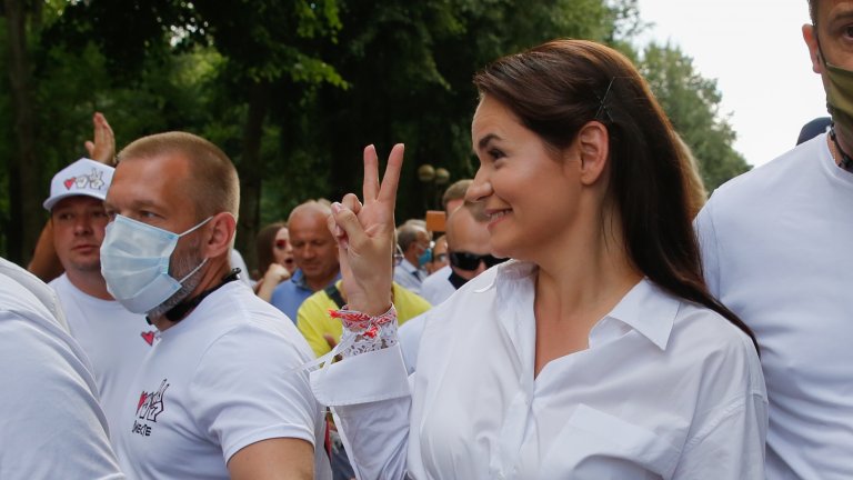 Коя е Светлана Тихановская - жената, която предизвика Лукашенко