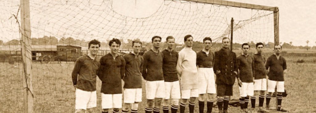 Коледна снимка на отбор, съставен от британски войници, през 1915-а