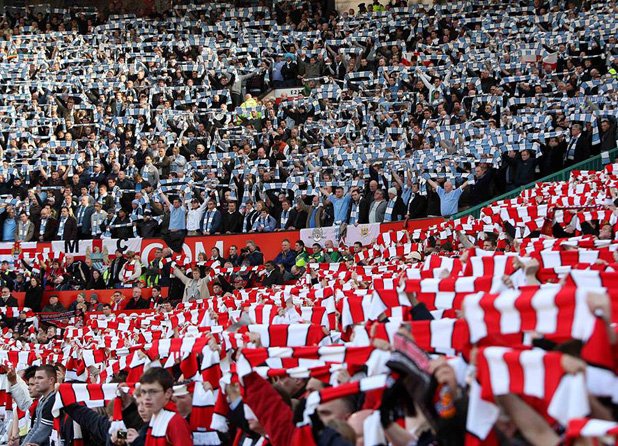 10 февруари 2008 г. - феновете на Юнайтед и Сити създават незабравимата гледка на дербито, когато заедно почетоха 50-ата годишнина от трагедията с еднакви шалчета. Само цветът е различен. 