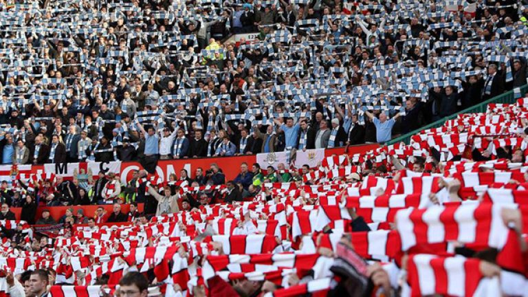 10 февруари 2008 г. - феновете на Юнайтед и Сити създават незабравимата гледка на дербито, когато заедно почетоха 50-ата годишнина от трагедията с еднакви шалчета. Само цветът е различен. 