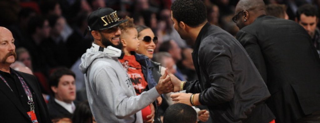 Drake и  Alicia Keys  по време на баскетболен мач