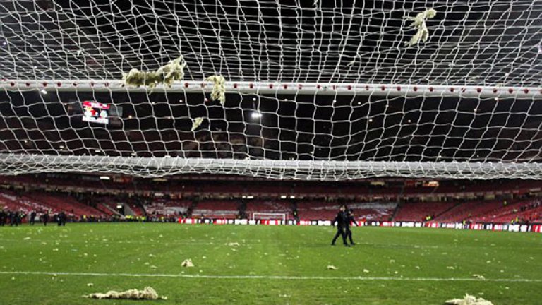 Отломки, стъкла и стъклена вата засипаха терена.