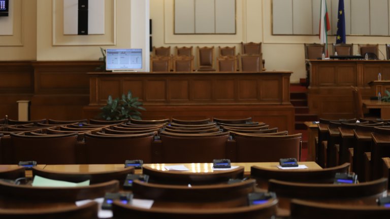 Къде отива истинската политика, когато двете най-големи партии в страната си играят на надцакване в парламента