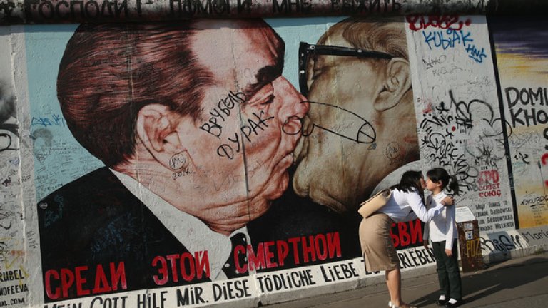 Целувката на Леонид Брежнев и Ерих Хонекер. Рисунката е пресъздадена от руския художник Дмитрий Врубел върху бившата Берлинска стена