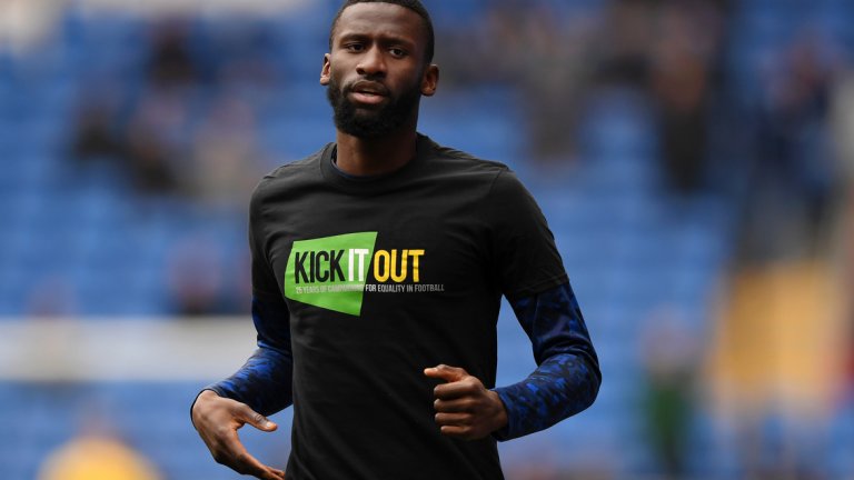 3. Защитата все още се пропуква лесно
От самото начало на сезона най-очевидните проблеми бяха в защитата - отчасти заради тактиката на Лампард и заради отсъствието на Антонио Рюдигер поради контузия. Рюдигер се завърна, но и досега Челси получава лесно голове, а оптималният състав в отбрана не е открит. "Сините" се нуждаят от централен защитник, който да вдигне класата на тази позиция и фаворит на медиите е Нейтън Аке от Борнемут. Той има специална клауза в договора си, която позволява на Челси да го откупи обратно, но тя изтича в края на този месец. Аке може да играе също като халф и като ляв бек, така че ще даде допълнителни опции на Лампард.