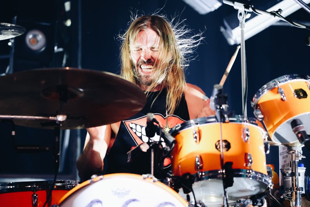 Барабанистът на Foo Fighters Тейлър Хокинс почина на 50 години