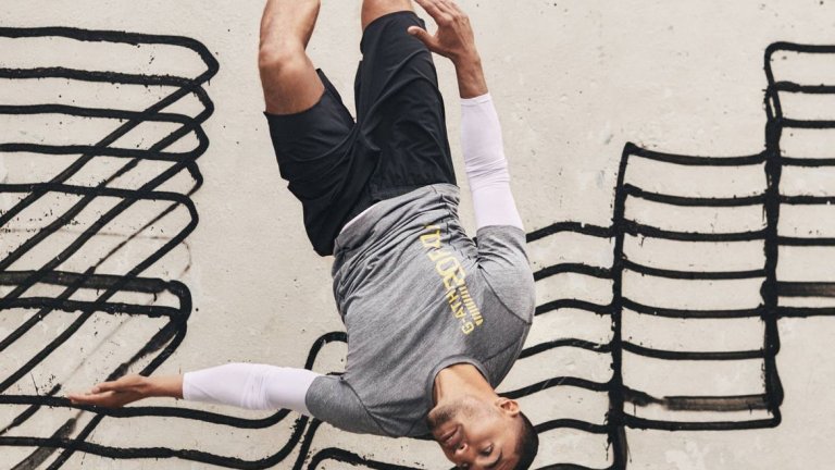 Кадър от кампанията за "New Routine" на H&M, заснета на фона на графитите на Revok