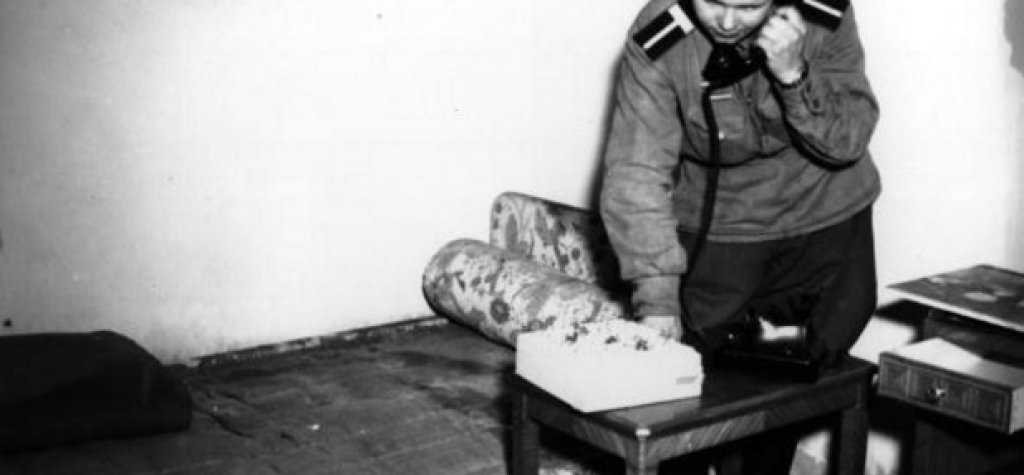 6-ти юли, 1945-та: руски войник използва телефона на Ева Браун в бункера на Хитлер в Берлин, където се смята, че двойката се самоубива