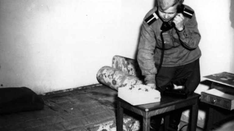 6-ти юли, 1945-та: руски войник използва телефона на Ева Браун в бункера на Хитлер в Берлин, където се смята, че двойката се самоубива