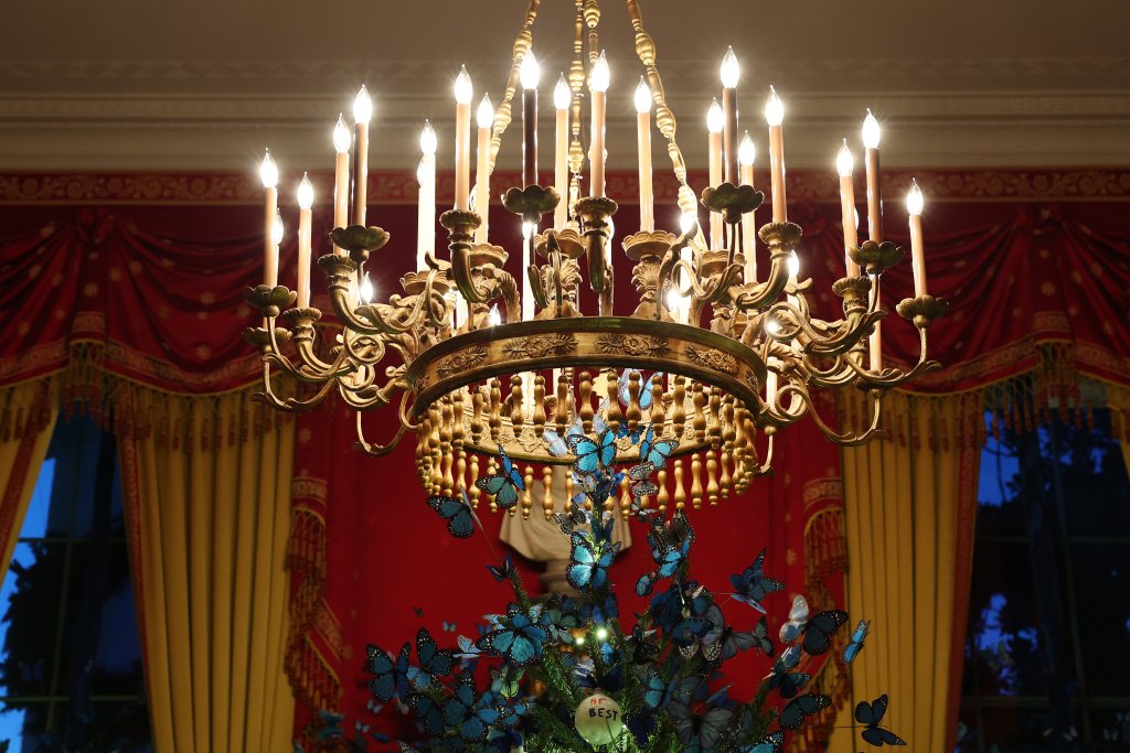 Kоледният кич на Мелания Тръмп - 50-килограмов сладкиш и портрети на Тръмп от Lego