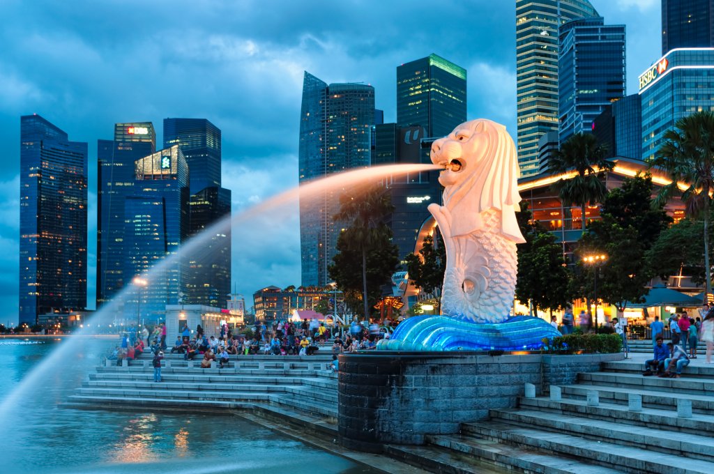 Сингапур

Сингапур отдавна е известен като един от най-скъпите градове в Азия. Там земята е изключително скъпа, защото е малко, а търсенето на недвижими имоти непрекъснато расте. Освен това Сингапур разполага с малко природни ресурси и трябва да разчита на пристанищата си, за да внася основни суровини като вода и енергийни продукти.

Градът е признат за глобален финансов и технологичен център, поради което е популярна дестинация за дигитални номади от цял свят. Разходите за наемане и закупуване на жилище в Сингапур обаче са наистина високи.