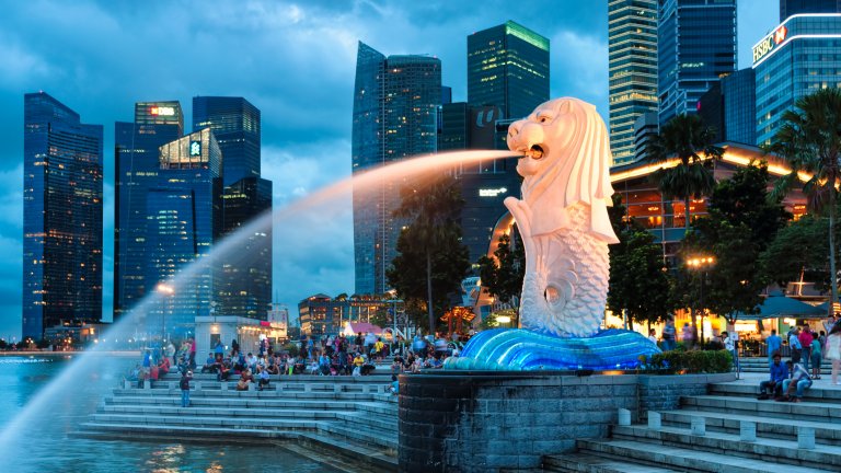 Сингапур

Сингапур отдавна е известен като един от най-скъпите градове в Азия. Там земята е изключително скъпа, защото е малко, а търсенето на недвижими имоти непрекъснато расте. Освен това Сингапур разполага с малко природни ресурси и трябва да разчита на пристанищата си, за да внася основни суровини като вода и енергийни продукти.

Градът е признат за глобален финансов и технологичен център, поради което е популярна дестинация за дигитални номади от цял свят. Разходите за наемане и закупуване на жилище в Сингапур обаче са наистина високи.