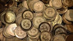 Bitcoin достигна пик от 10 000 долара