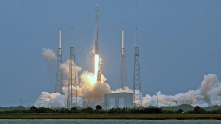 Falcon 9 излита от Кейп Канаверал през април, носейки провизии и апаратура за екипажа на Международната космическа станция. (Вижте снимките)