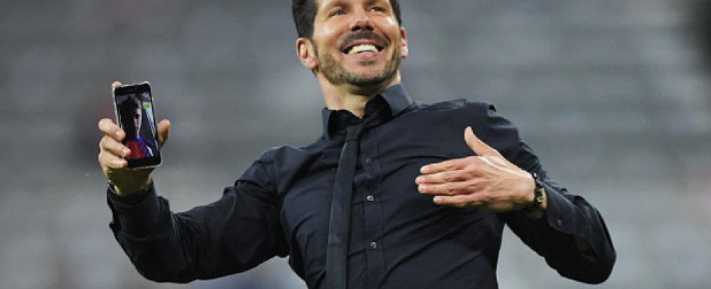 2. Диего Симеоне
Един от най-добрите треньори в света в момента и един от най-добрите мотиватори в света на футбола. Играчите го слушат. Феновете – също. Диего Симеоне привлече всички привърженици с харизмата си и превърна „Висенте Калдерон“ в истински ад за всички противници. Тактиката на Чоло е проста, но велика – бетон в защита, мълниеносни контраатаки и постоянна преса. Като изкарана от тефтерчето на Моуриньо, но с няколко щипки аржентинска страст.