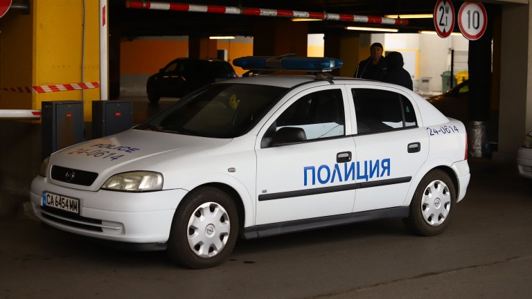 Четиримата нападатели са носели оръжия и маски