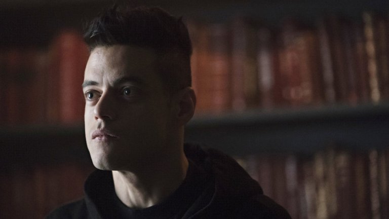 "Mr. Robot" 
Третият сезон на сериала за свръхинтелигентния хакер-шизофреник Елиът Андерсън (Рами Малек) вече е тук. Кибератаката срещу корпорациите не само не е направила света по-добро място, а го е хвърлила в още по-смъртоносен хаос и безумие. Ню Йорк живее с режим на тока, хора изчезват безследно по улиците на големите градове, а Evil Corp остава относително непоклатима. Сега Елиът ще се опита да върне революцията в изходна точка, и да поправи злото, което собственият му зъл демон предизвика. Разбира се, ако успее да спечели битката с Mr Robot за контрол върху съзнанието си.