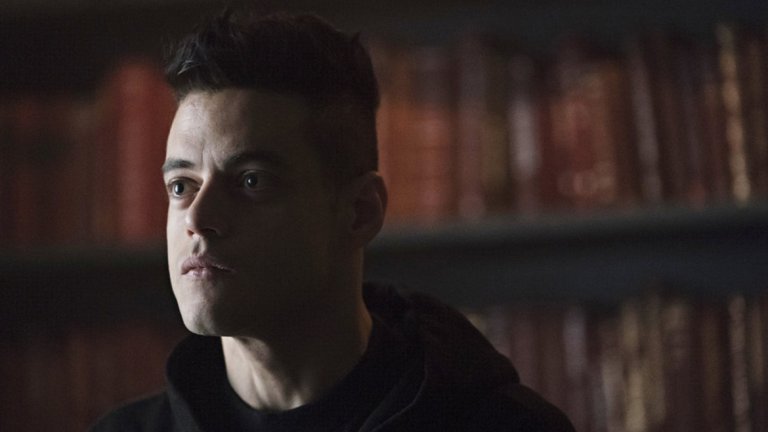  "Mr. Robot" 

Третият сезон на сериала за свръхинтелигентния хакер-шизофреник Елиът Андерсън (Рами Малек) вече е тук. Кибератаката срещу корпорациите не само не е направила света по-добро място, а го е хвърлила в още по-смъртоносен хаос и безумие. Ню Йорк живее с режим на тока, хора изчезват безследно по улиците на големите градове, а Evil Corp остава относително непоклатима. Сега Елиът ще се опита да върне революцията в изходна точка, и да поправи злото, което собственият му зъл демон предизвика. Разбира се, ако успее да спечели битката с Mr Robot за контрол върху съзнанието си.