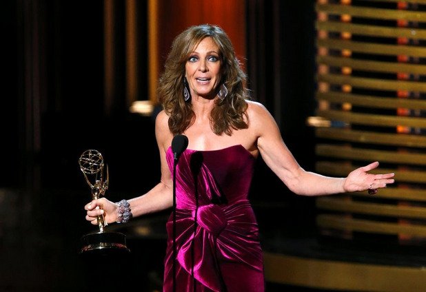 Поддържащите актьорски награди за телевизионна комедия бяха присъдени на Тай Бърел за "Модерно семейство" и Алисън Джани за "Мама".