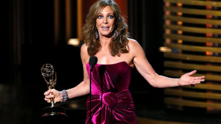 Поддържащите актьорски награди за телевизионна комедия бяха присъдени на Тай Бърел за "Модерно семейство" и Алисън Джани за "Мама".