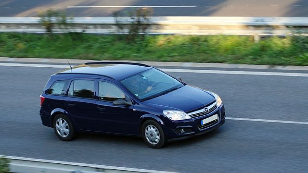 640px-Dark_Opel_Astra_H_Caravan