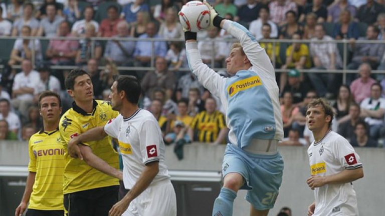 Вратарят-тийнейджър на Борусия (Мьонхенгладбах) Марк-Андре тер Щеген отчая щампиона Борусия (Дортмунд)в последния мач помежду им, спечелен с 1:0 от неговия отбор