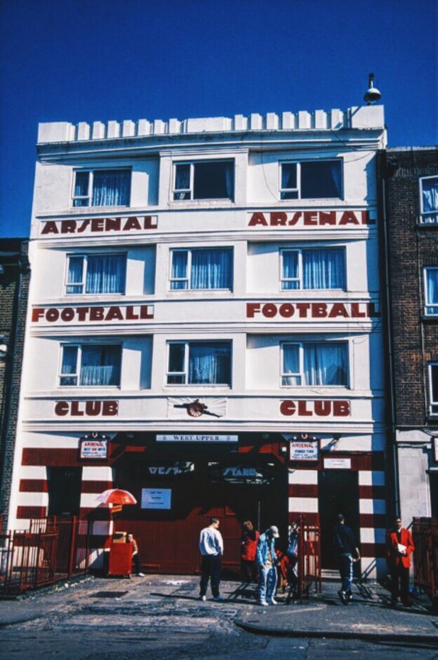 Входът на западната трибуна на 
"Хайбъри", стария стадион на Арсенал.