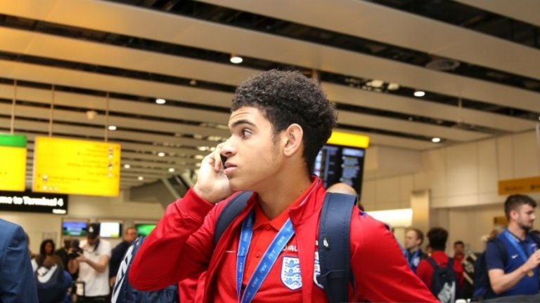 10. Морган Гибс-Уайт, 19 г. (Уулвърхемптън и Англия)
Световен шампион до 17 г. с Англия и една от сензациите на Острова. Трупа опит във Висшата лига и блести със своята скорост, техника и дрибъл.