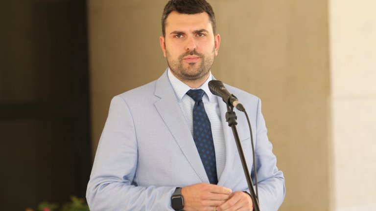 От БНТ свалиха въпросната новина за протеестите и Народния съд, но Георгиев я използва като актуална база за обръщение към медиите