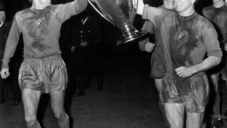 4. Манчестър Юнайтед - Бенфика 4:1 с продължения, 1968 г.
Великото на това постижение е, че само 10 години по-рано Бебетата на Бъзби си отиват при катастрофата в Мюнхен и Юнайтед губи цял един много талантлив отбор. Но за десетилетие Мат Бъзби изгражда нов и печели трофея. И то на английска земя - на "Уембли". Това е и първата купа за Англия в турнира. Чарлтън, Лоу, Бест - това е тризъбеца на триумфа.
