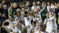 Испания стана първата страна в историята на футбола, чийто младежки и мъжки отбор са носители на европейската титла по едно и също време