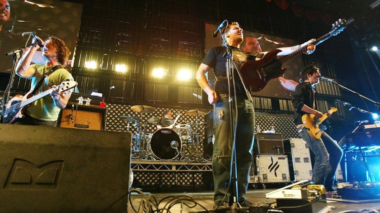 9. Thrice
Thrice са нещо по-екзотично и трудно можем да ги определим като "млади", но все пак много хора все още не са се докосвали до творчеството. Бандата е сформирана преди цели 20 години, още докато вокалистът и единият китарист са в гимназията. И макар да обявяването на дълга почивка през 2011-а те да са популярни в някои среди, по-широката им слава дойде след като се събраха повторно 4 години по-късно. През 2016-а дойде и най-успешният им албум като започнаха да набират популярност и извън Щатите.
Какво да чуете: "Black Hiney", "Hurricane"