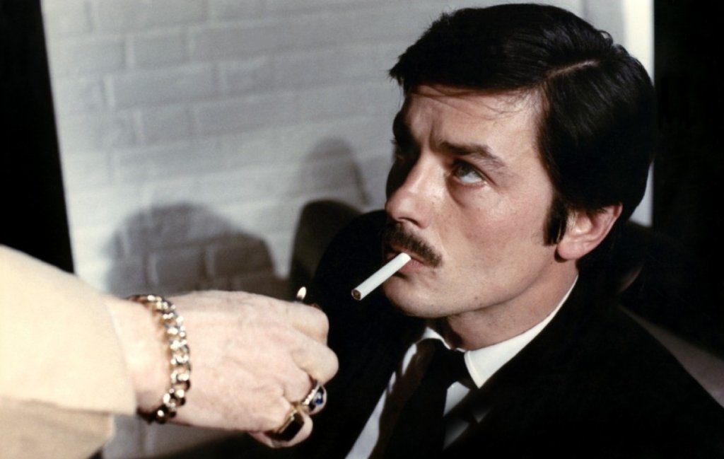 \"Червеният кръг\" (Le cercle rouge, 1970)
Поредната колаборация на Делон и Мелвий. Тук имаме почти всичко - звезден актьорски състав, отлична кинематография и устойчив сюжет. Делон играе крадец току що освободен от затвора, Ив Монтан е бивш полицай,