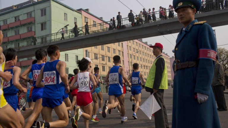 Маратонът на Пхенян (12 април).
През 2015-а Северна Корея отваря маратона си за участници от цял свят - включително аматьори. Всеки турист може да участва. Пътуването от Пекин или Шанхай в двете посоки струва около 1100 евро. Тръгва се организирано, като се пристига на мястото на 11 април, а на 12-и участниците ги чака „висококалорична закуска“ преди бягането. 
Финалът е на стадион „Ким Ир Сен“ пред пълните с лидери на партията и страната ложи. Тича се край атракции на столицата като Триумфалната арка и новото "бижу" - Кулата на вечния живот „Денис Родман“.