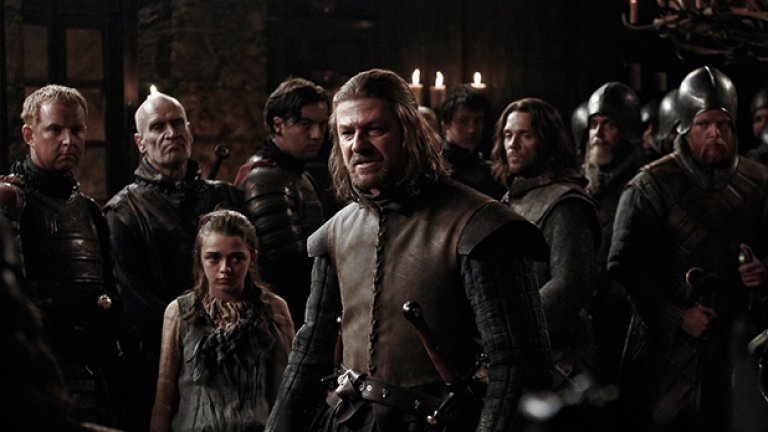 Нед Старк - Game of Thrones
Какъв по-добър пример от Game of Thrones за сериал, в който никой от героите не е в безопасност? Смъртта на Нед Старк от първия сезон далеч не е най-шокиращият смъртен случай в поредицата – за челите книгите случилото се не беше никаква изненада, както и за запознатите с кариерата на Шон Бийн. 
Но това беше моментът, в който всеки зрител осъзна, че Game of Thrones е жестоко шоу по свои собствени правила, което просто не прощава. Един от малкото свестни герои в суровата фентъзи реалност на Вестерос, обезглавен пред очите на двете си дъщери, беше заявка за това, което предстоеше нататък в сериала и призив към зрителите да калят психиката си.