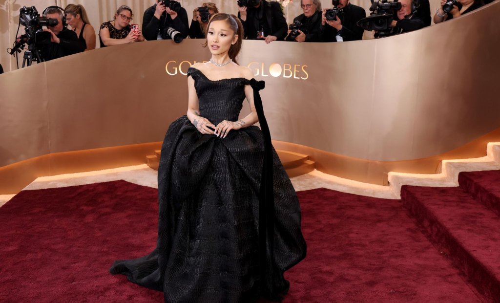 В черна рокля беше и Ариана Гранде. Нейният тоалет е дело на модната къща  Vivienne Westwood.