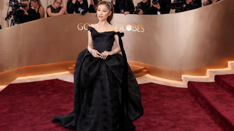 В черна рокля беше и Ариана Гранде. Нейният тоалет е дело на модната къща  Vivienne Westwood.