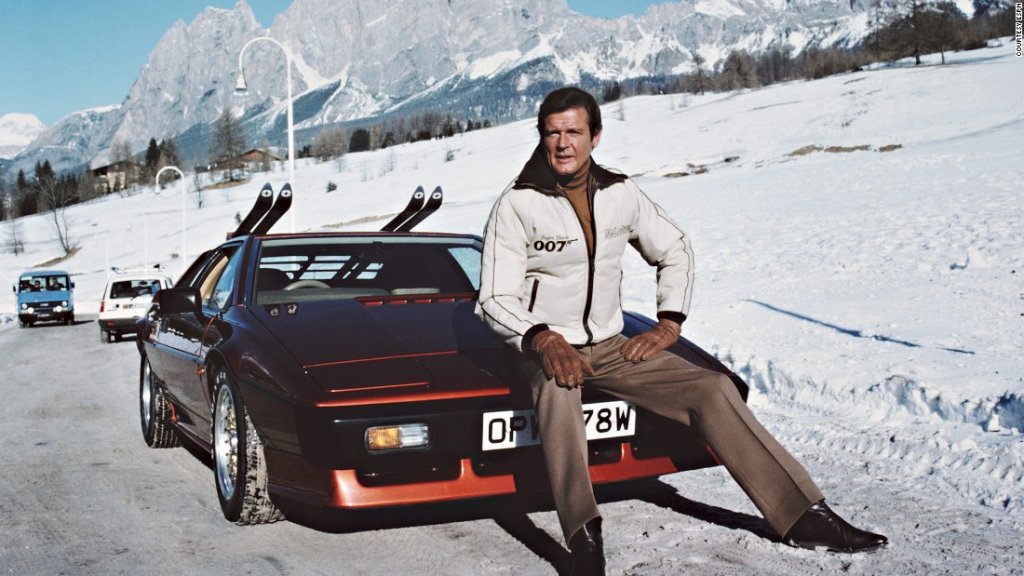 Lotus Esprit Turbo - For your eyes only, 1981. Бягайки от Ситроена, Бонд се озовава в друг Лотус по ски пистити на Кортина. Уви, вътре го чака труп.
