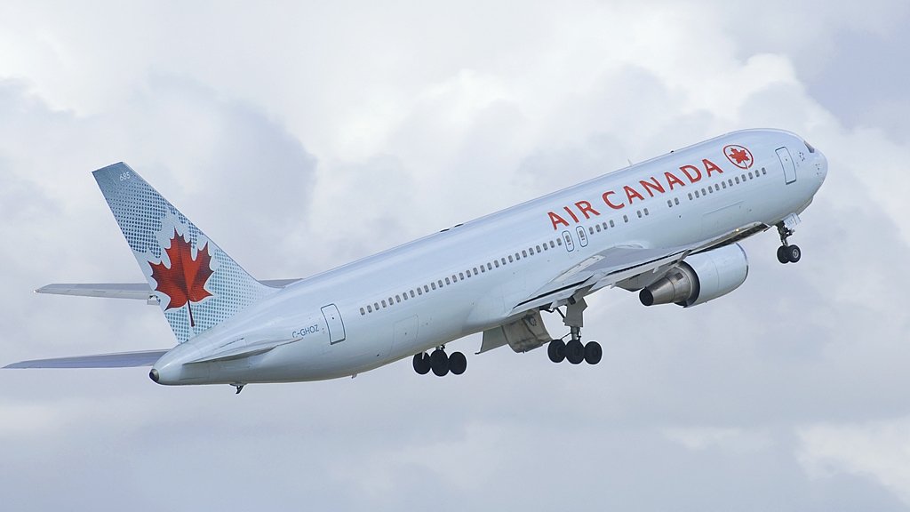 Air_Canada_Boeing_767-300ER_SYD_Hutchinson