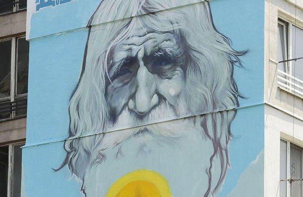 Известният графити артист Насимо изрисува лика на Дядо Добри върху фасадата на блок 54 в квартал „Хаджи Димитър"