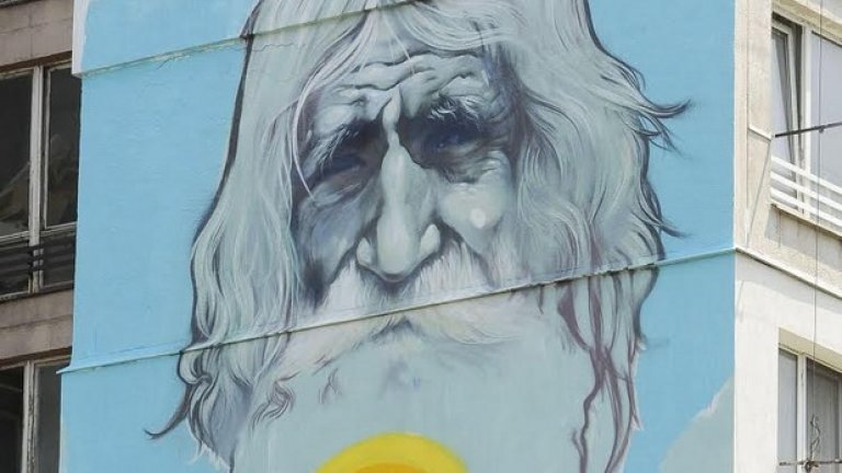 (Дядо Добри върху фасадата на блок в квартал „Хаджи Димитър, изрисуван от известния графити артист Насимо)

Патриотизъм е да се грижиш за средата, в която живееш с мисъл какво ще има утре след теб. Останалото е поза. 