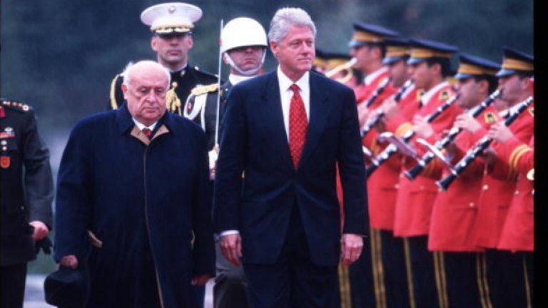 Снимка на Сюлейман Демирел от посещението на Бил Клинтън в Турция през 1999 година.