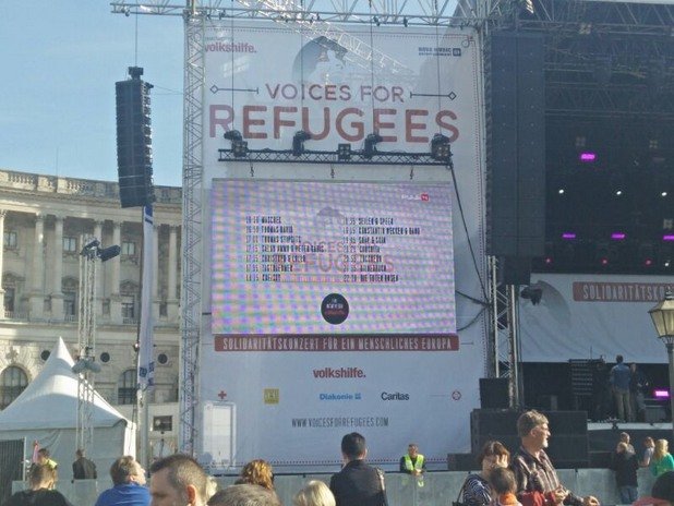 "Гласове за бежанците" е продуциран от телевизия PLUS 4, подразделение на немската компания ProSiebenSat.1 Media AG.