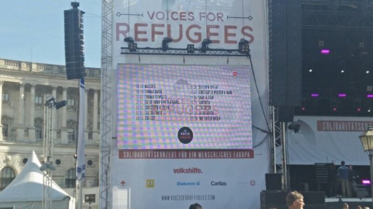 "Гласове за бежанците" е продуциран от телевизия PLUS 4, подразделение на немската компания ProSiebenSat.1 Media AG.