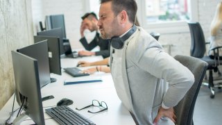 Бюрото ме убива: как да си помогнем за офис болежките в гърба