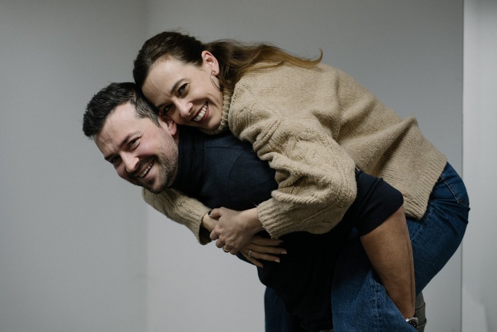 Весела Бабинова и Владимир Зомбори
Едно от най-обичаните актьорски двойки в България Весела Бабинова и Владимир Зомбори подготвят сватба. Това издаде актрисата в предаването “Кой да знае” по bTV в присъствието на звездния им кум Христо Пъдев. След години на споделен живот и възпитание на дъщеря им Йоана двойката е избрала именно 2026-а за годината, в която официално да станат семейство.