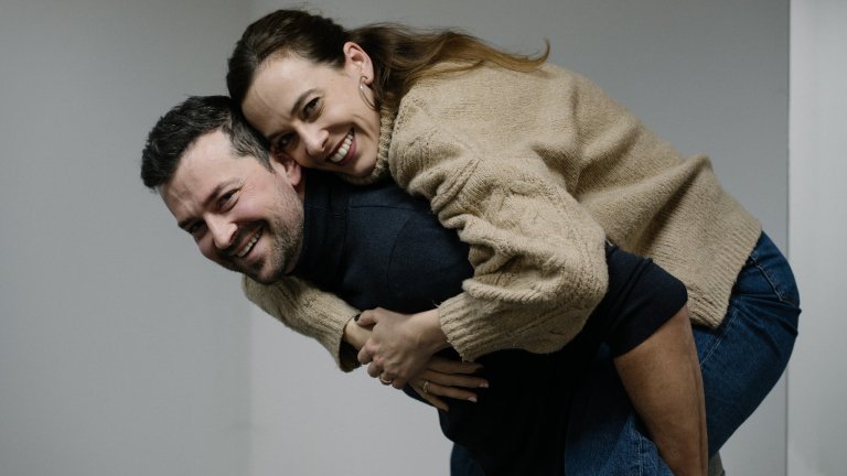 Весела Бабинова и Владимир Зомбори
Едно от най-обичаните актьорски двойки в България Весела Бабинова и Владимир Зомбори подготвят сватба. Това издаде актрисата в предаването “Кой да знае” по bTV в присъствието на звездния им кум Христо Пъдев. След години на споделен живот и възпитание на дъщеря им Йоана двойката е избрала именно 2026-а за годината, в която официално да станат семейство.